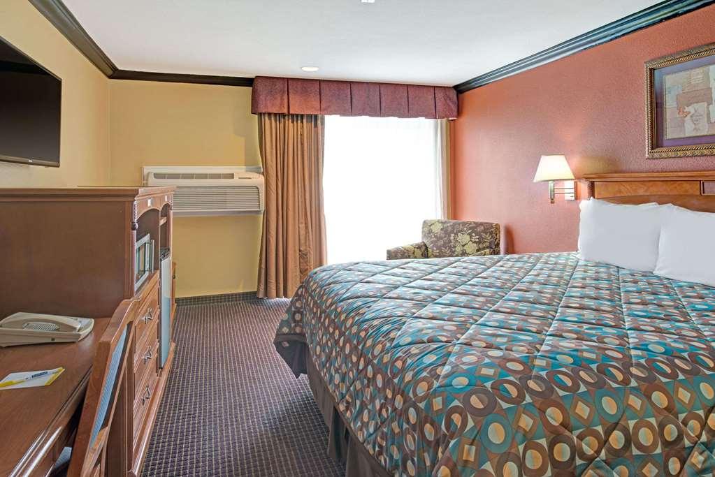 Quality Inn & Suites Sacramento Buitenkant foto