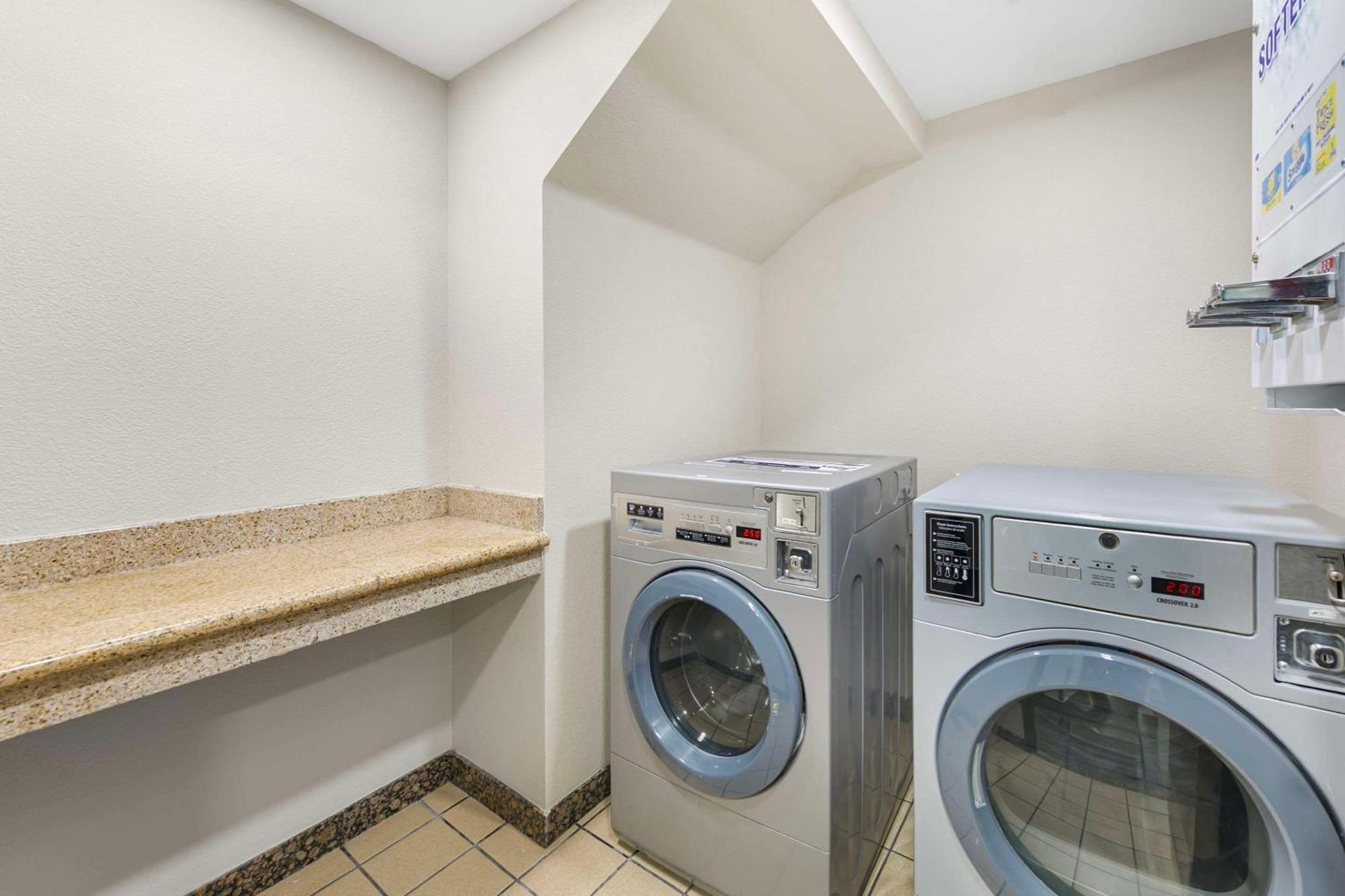 Quality Inn & Suites Sacramento Buitenkant foto