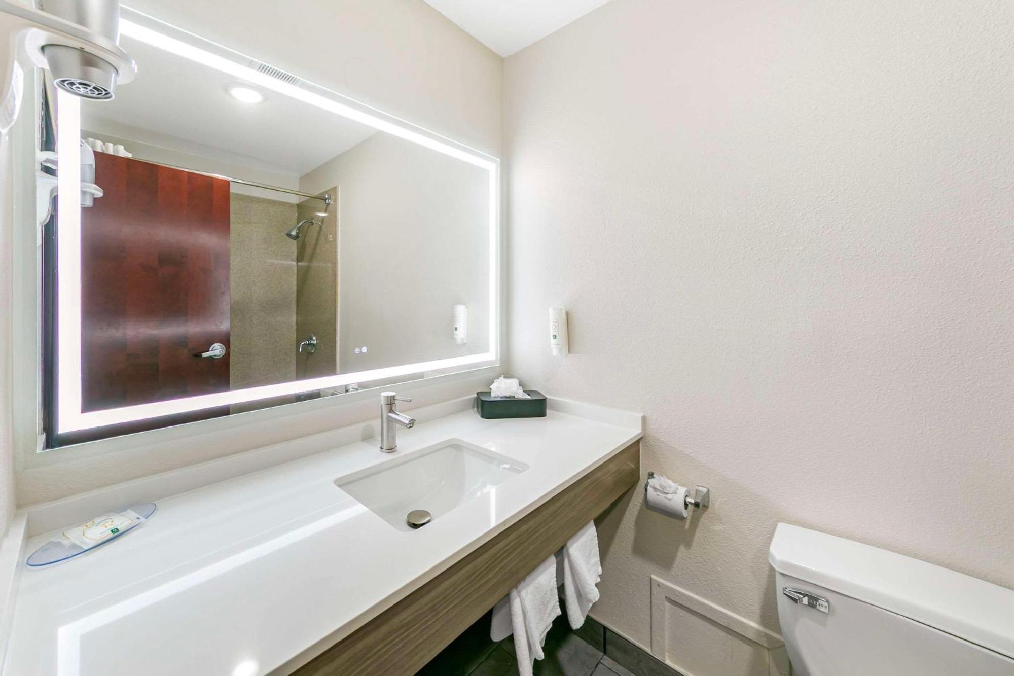 Quality Inn & Suites Sacramento Buitenkant foto