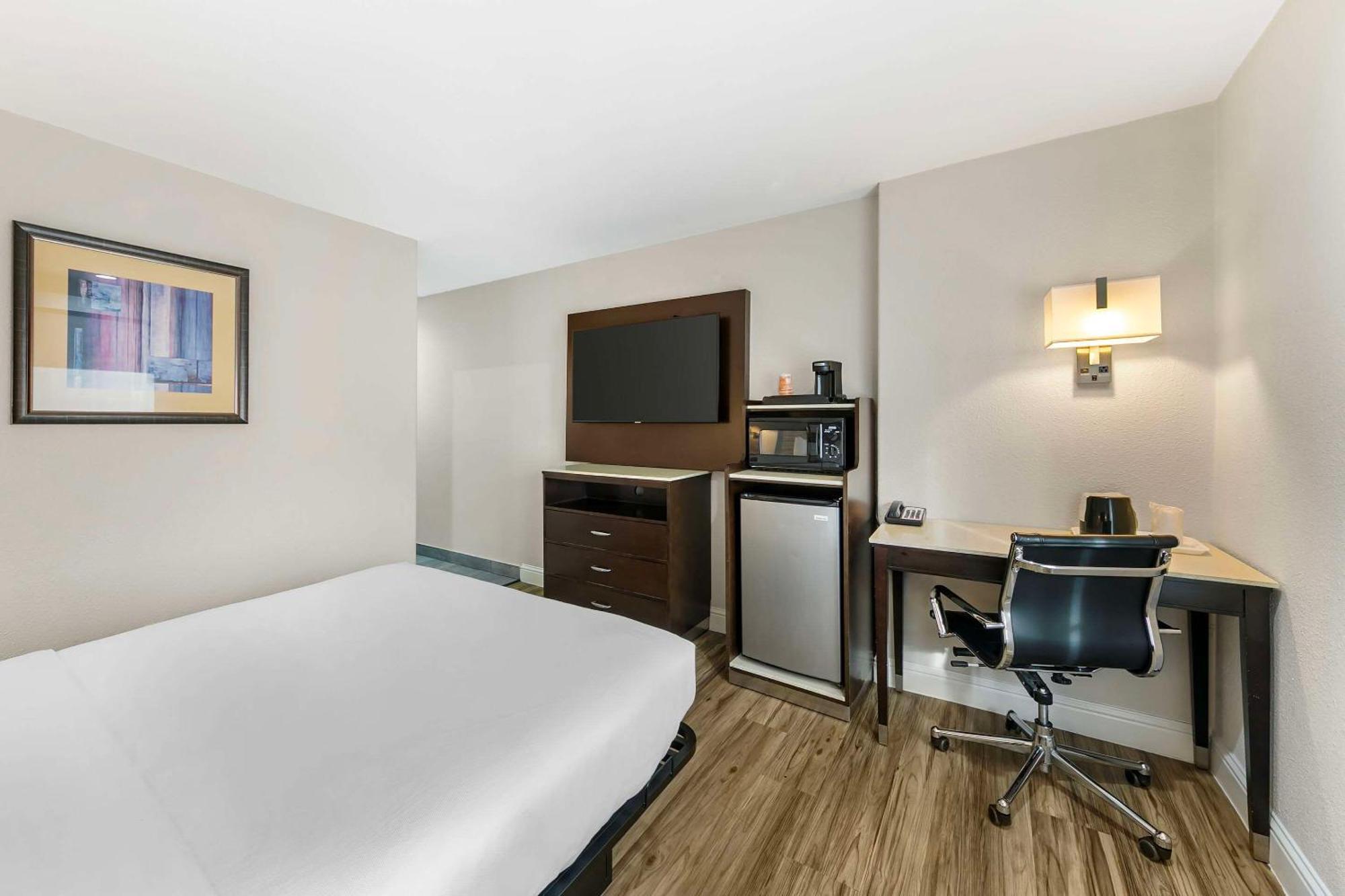 Quality Inn & Suites Sacramento Buitenkant foto