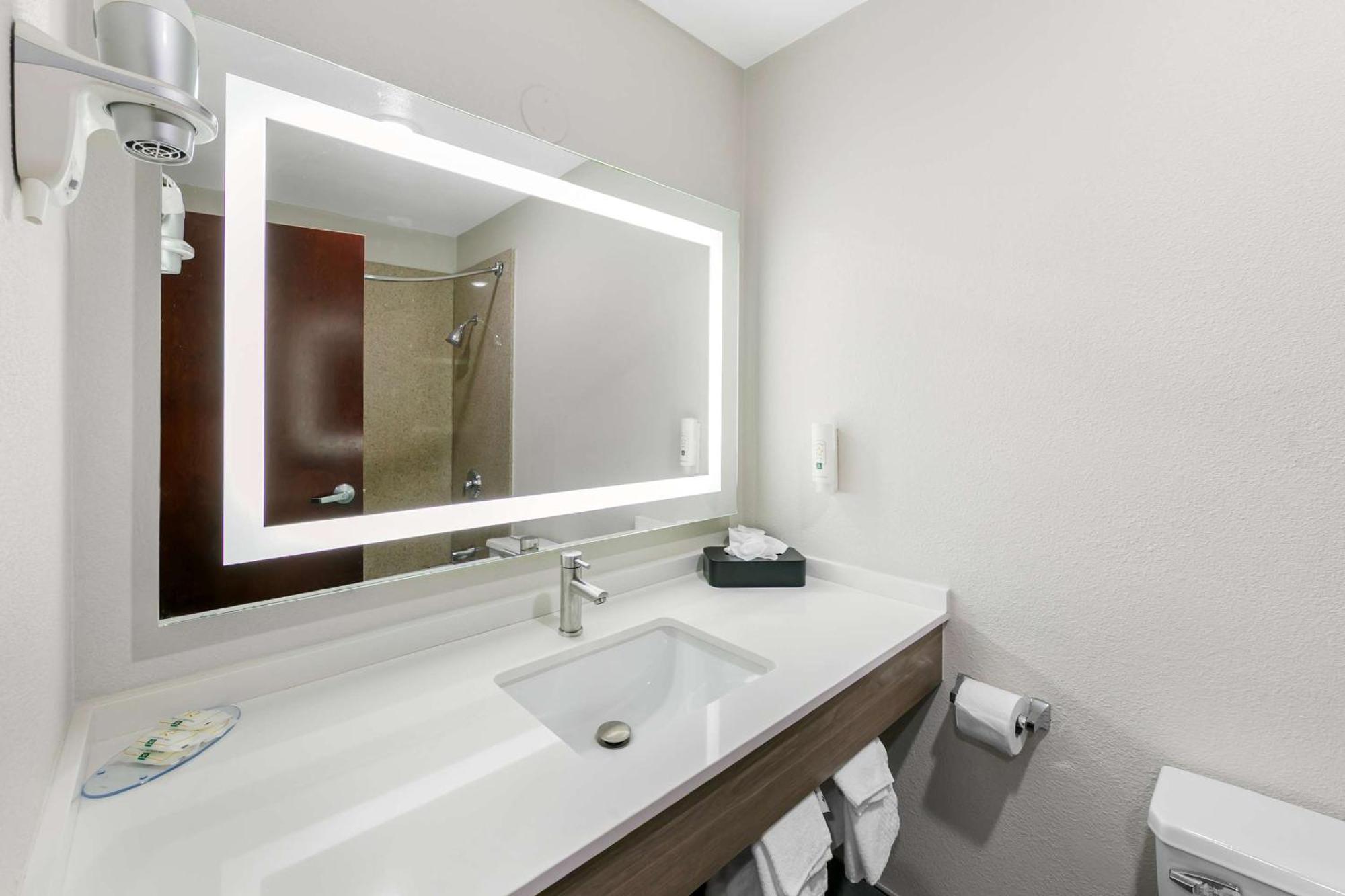 Quality Inn & Suites Sacramento Buitenkant foto