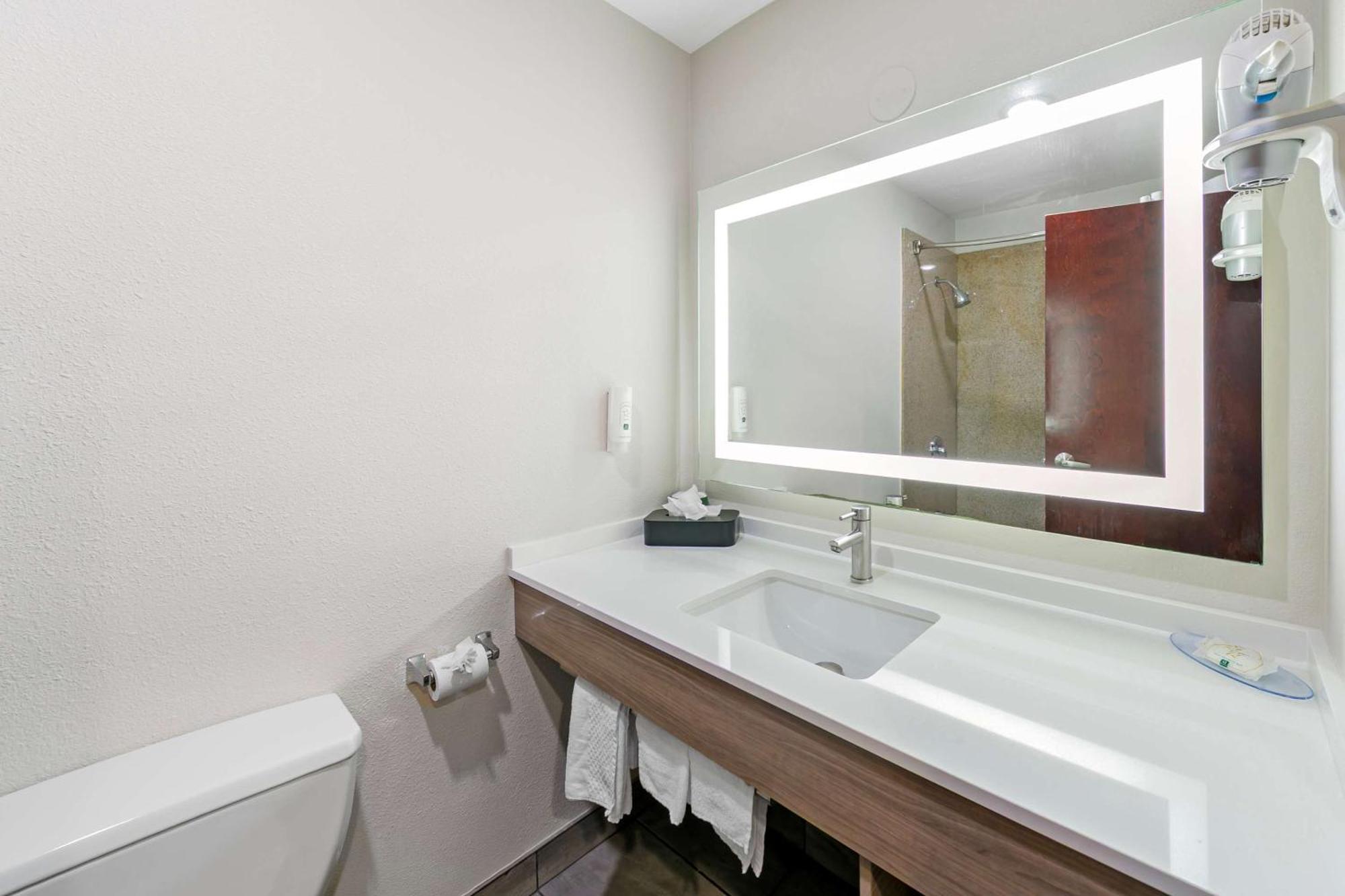 Quality Inn & Suites Sacramento Buitenkant foto
